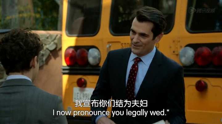 《摩登家庭》(modern family)中有哪些细思极恐的细节?