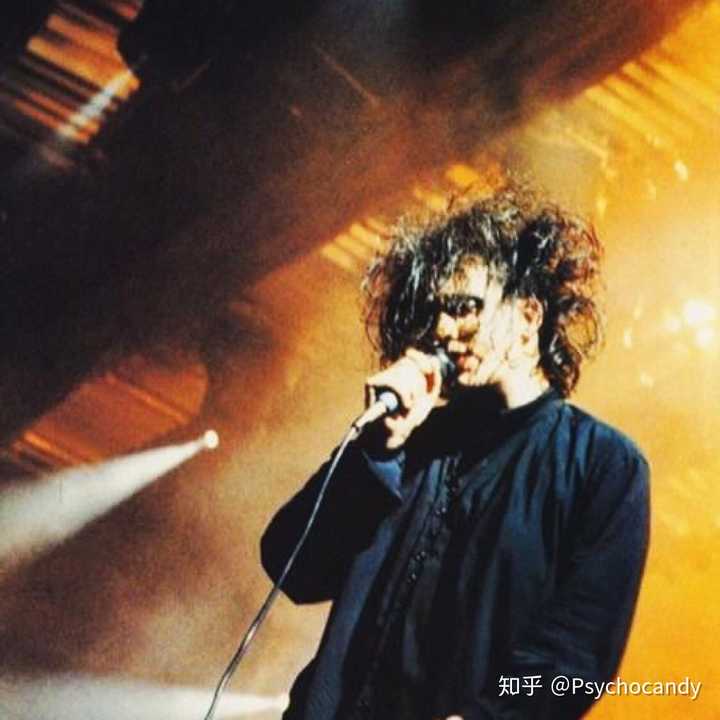 如何评价robert smith(the cure乐队主唱)的颜值?