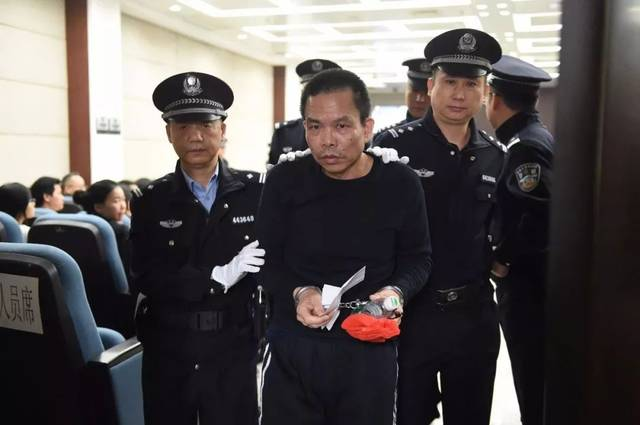 博社村党支部书记 蔡东家 在庭审现场,图片来自《经济半小时》