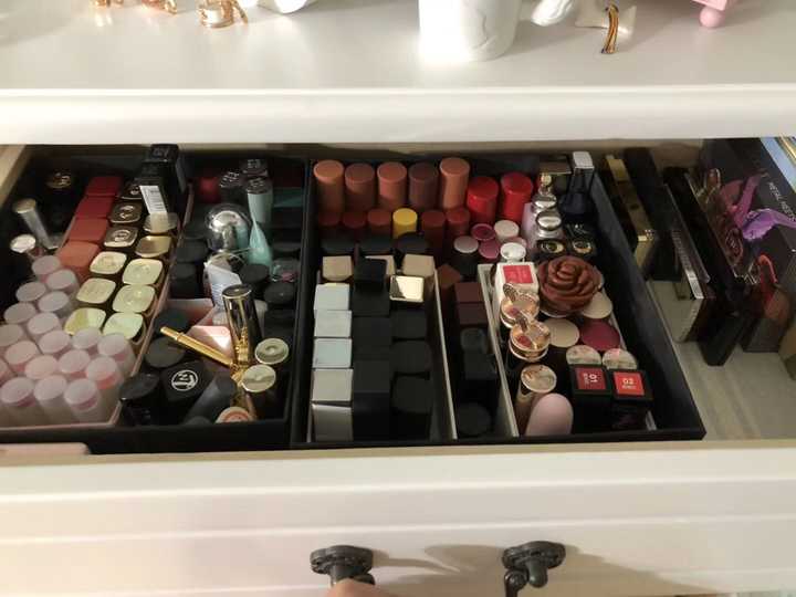 我想从色彩学的角度结合家里那几百只口红,给大家推荐一下.