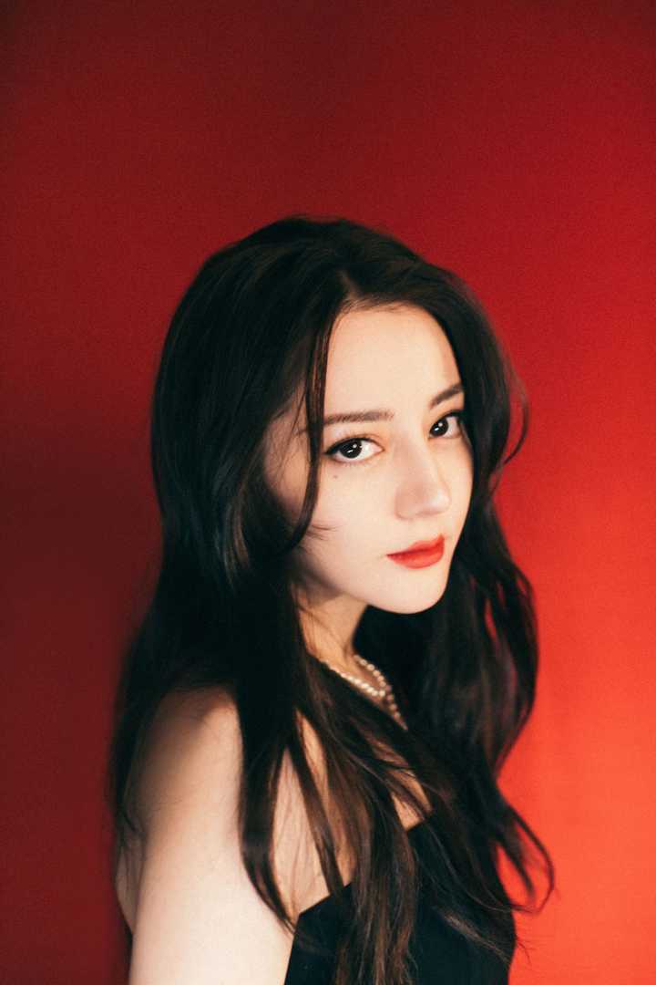 迪丽热巴微博之夜穿的黑色流苏礼服挺可的,知性优雅.