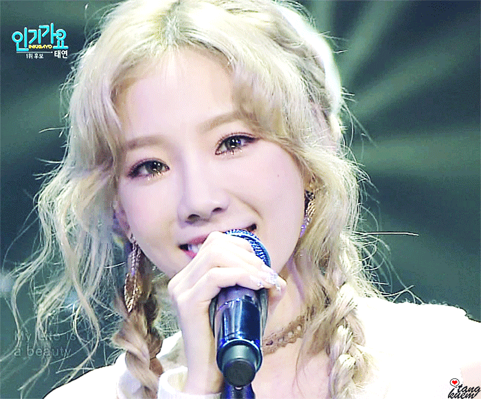 伴舞哥哥都笑了,啊啊啊羡慕嫉妒 tiffany这场有名的经典gif,耳环掉了