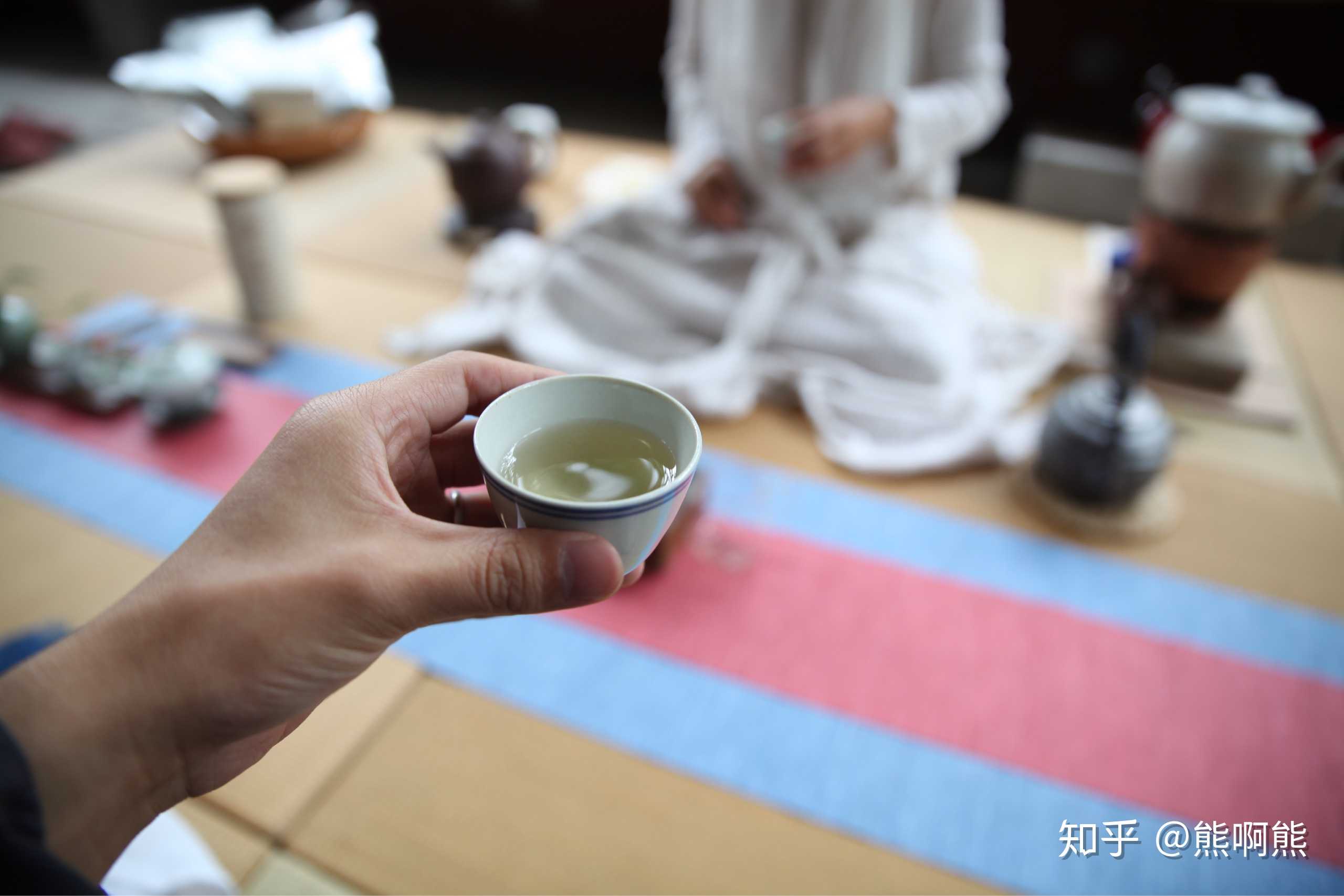 喝茶清谈,席地而坐.