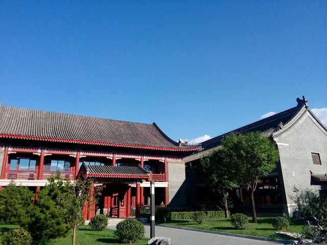 北京大学本部校区又称燕园,在明清两代是著名的皇家园林,也因此为北大
