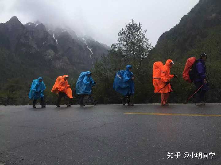 有时候下雨天的时候我们都是穿上雨衣继续走,像骆驼似的