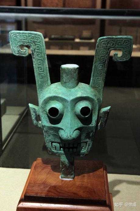 江西吉安新干大洋洲遗址出土的青铜面具