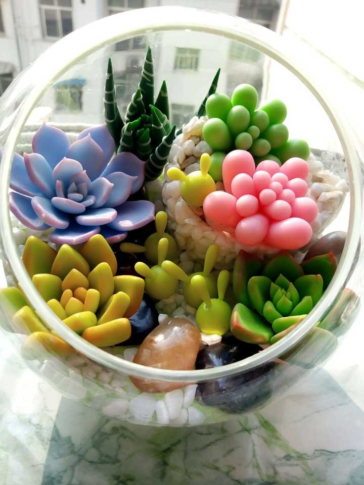 这些是超轻粘土做的盆栽,画框和花环