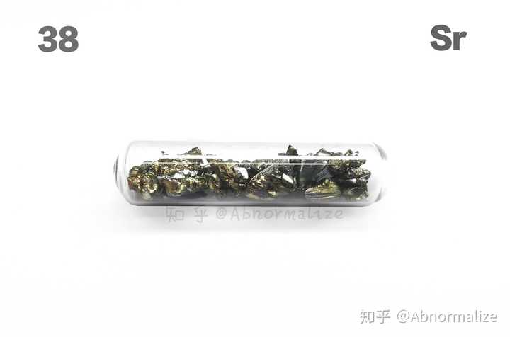 来自英国的玻封锶晶体 碱土金属保持光泽越来越难,即使充入氩气作为