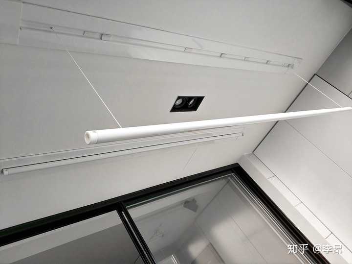 低层高阳台选择了日本嵌入式室内晾衣架,顶面必须保持简单无累赘.