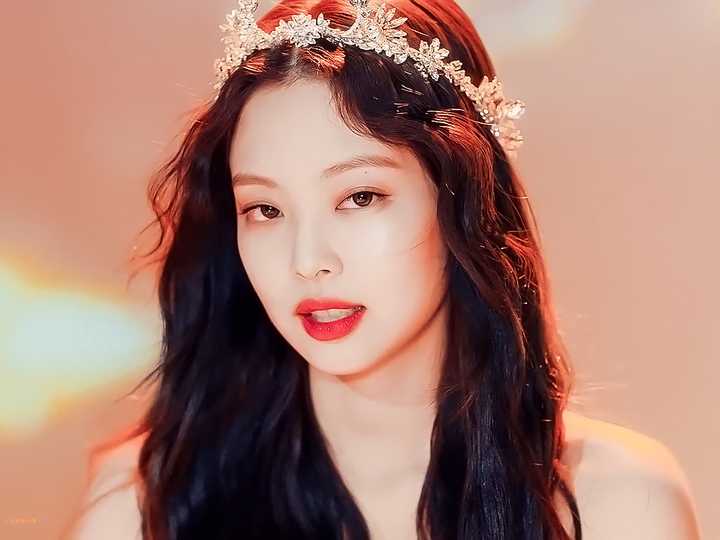 我对jennie转粉是因为葬爱那首歌里jennie那一小段弹舌,果断买了那