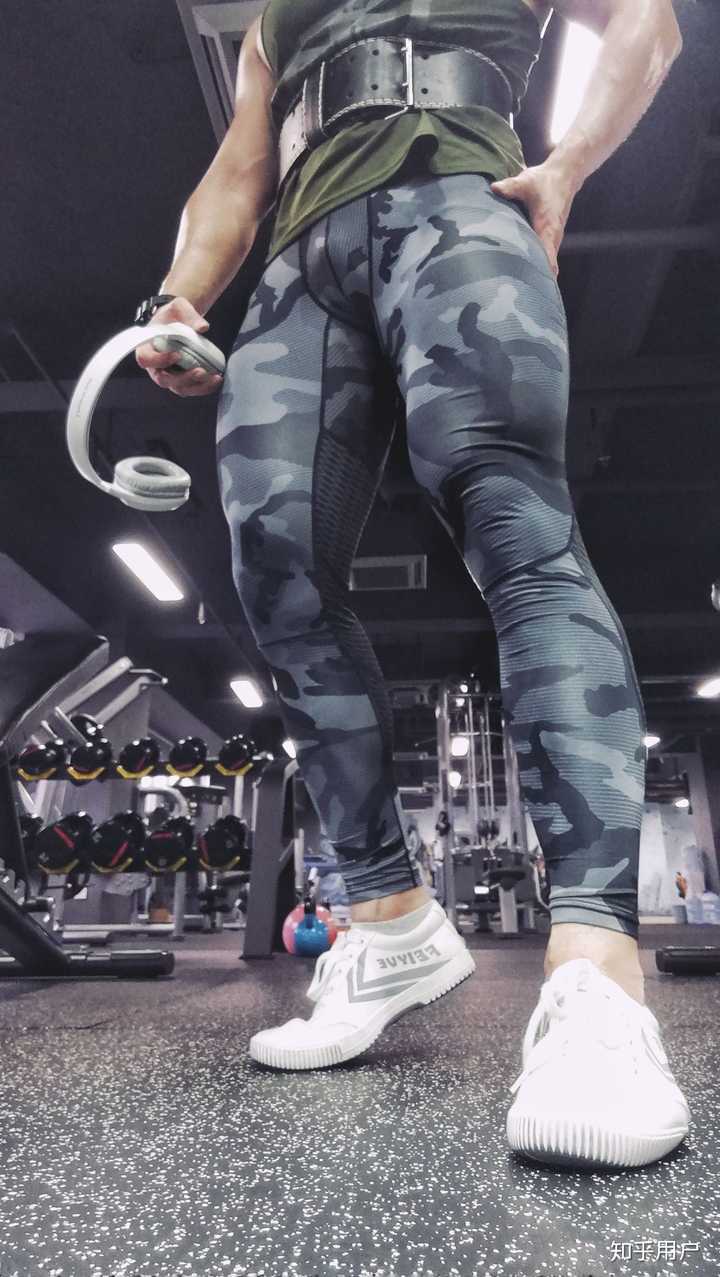 各种紧身裤,nike和锐步的为主,性价比都不错,穿着练臀腿感觉有10%加成