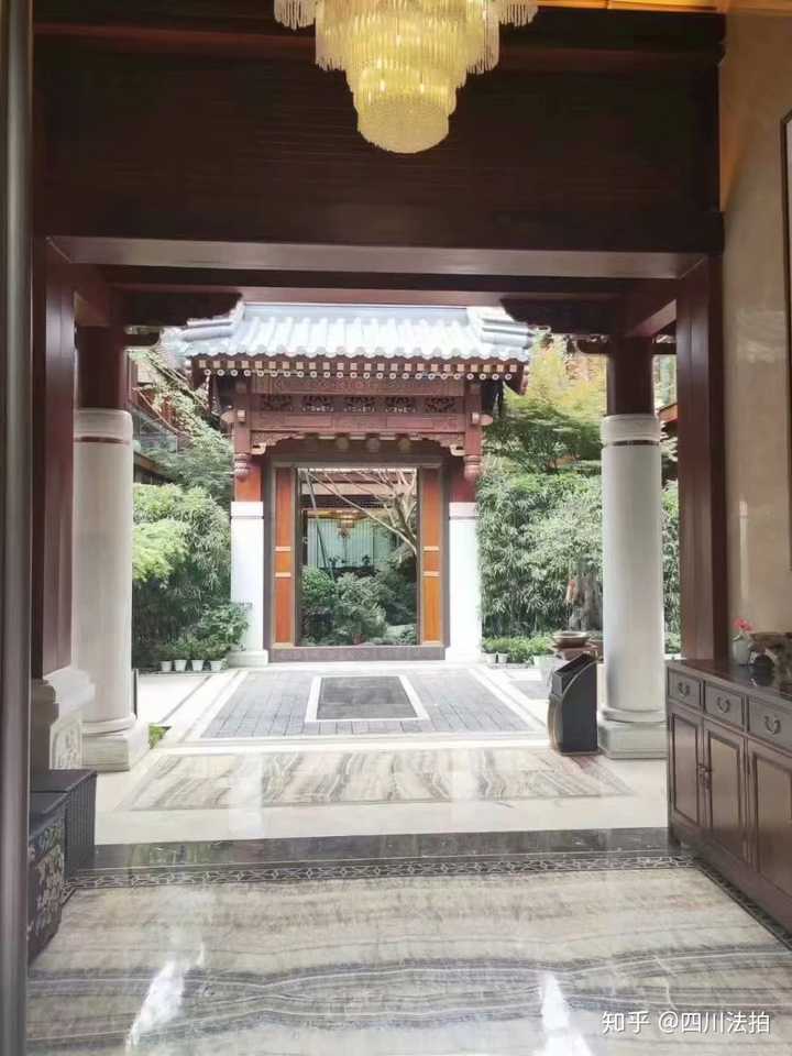 成都的"豪华王府四合院" 产权:752㎡,实得面积:1800㎡,花园400㎡.