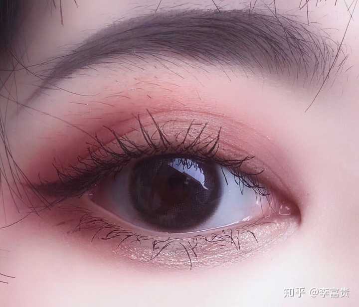 怎么化眼妆显得眼睛很大?