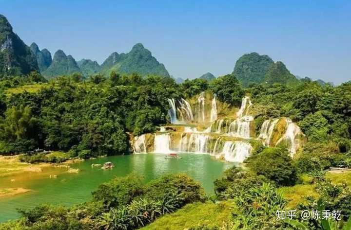 崇左市明仕田园方圆20公里的景区山清水秀,山环水绕,素有小桂林之称