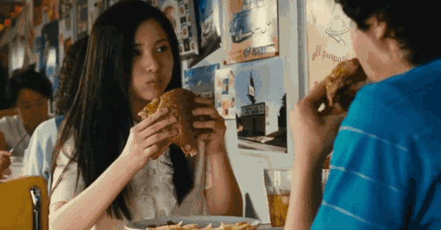 吉高在这里扮演的千金小姐祥子,上一秒还保持着初次见面的矜持,下一秒