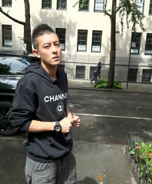 我觉得好看就行了,不一定潮就好看 潮牌的话比较喜欢陈冠希的clot