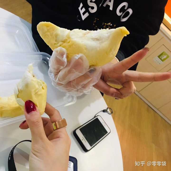 一起躲在茶水间吃榴莲
