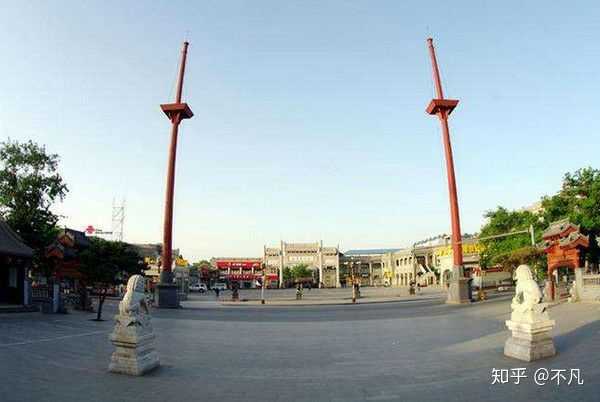 保定市直隶总督署大门外有两根旗杆,多少年来,路怎么改建,旗杆一直没