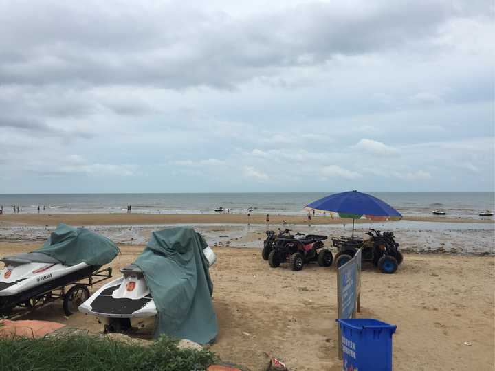 海滩 涠洲岛的贝壳沙滩是这样的,光秃秃,远,没人玩,摩托艇贵,岸边乱