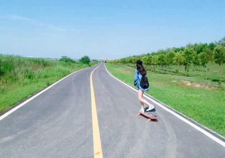 一直想在一条又长又平的没有人的路上滑板,今年夏天实现了.