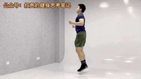 上面这种跳绳方式,小腿向后弯曲太多,会让腓肠肌外侧,也就是我们常说