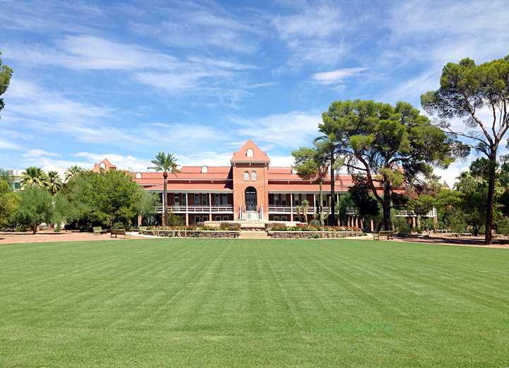 在亚利桑那大学 (the university of arizona) 就读是