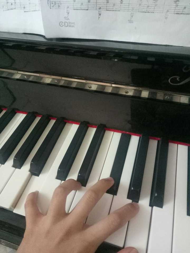 弹钢琴时手指跨度不够大怎么办?