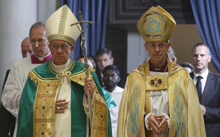 现任教宗方济各和坎特伯雷大主教韦尔比均着披肩.
