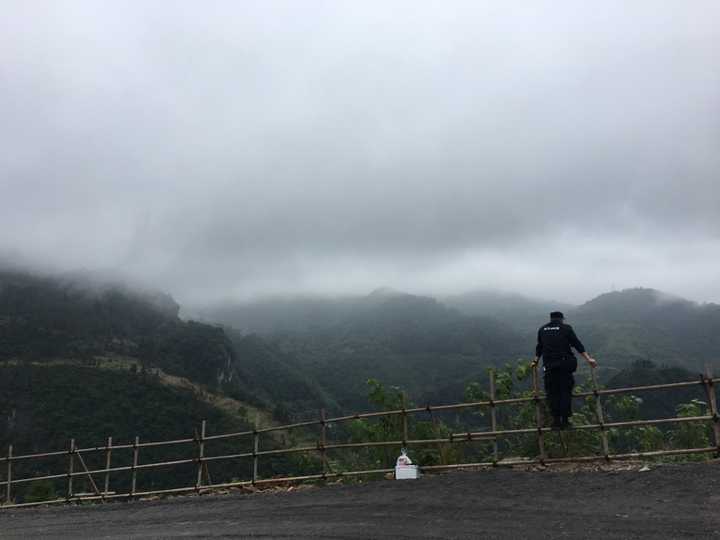 这张是在湘西苗区的大山里拍的,站在围栏上远望的好像是个在执行任务