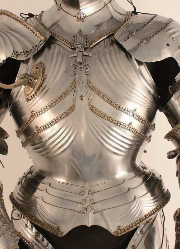 以 15 世纪流行的哥特式和米兰式全身板甲为例,肩甲宛如钢铁的三角肌