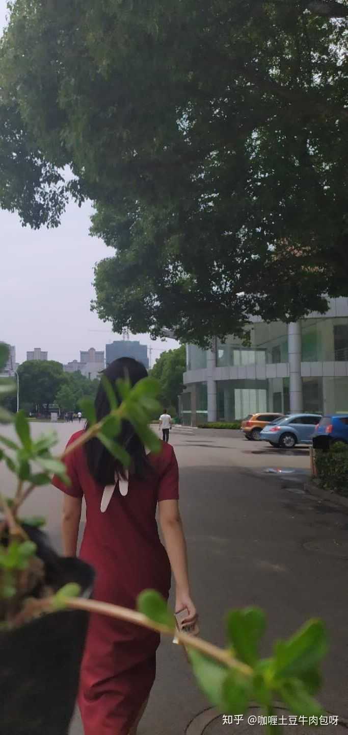 我是女孩子身高160体重49公斤我胖吗