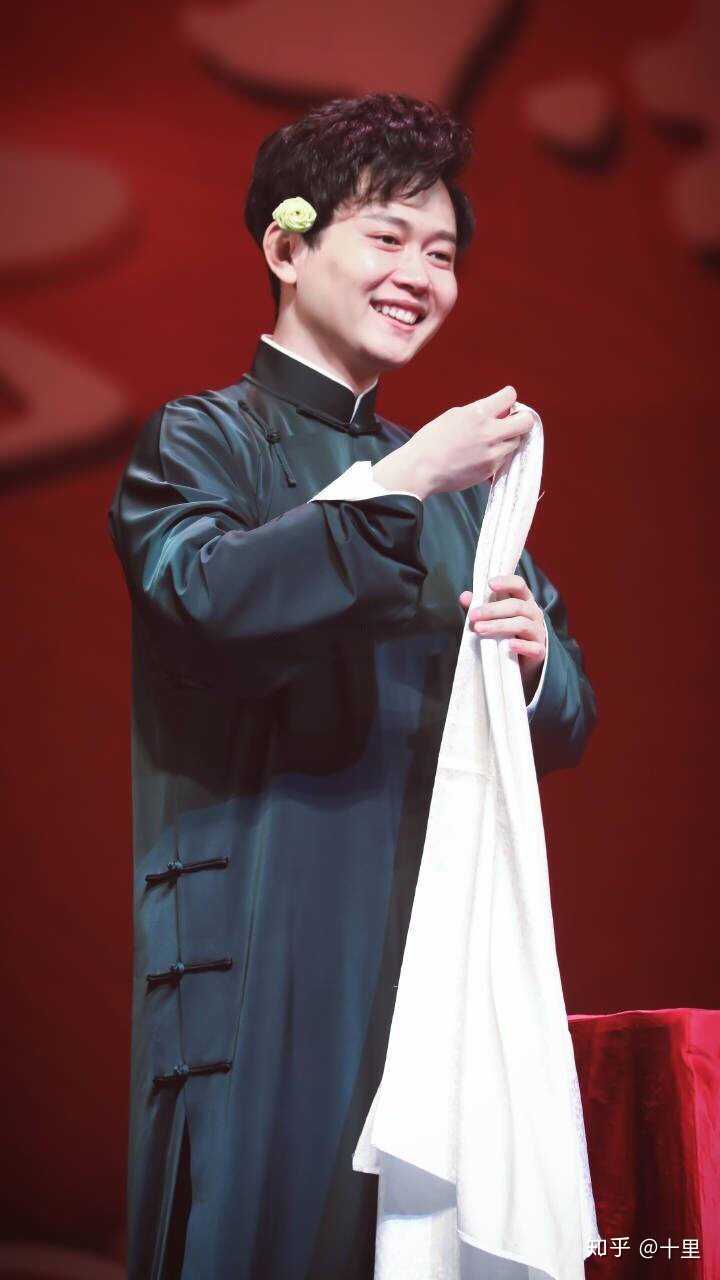 终于等到这一天 我们指着先生身后的舞台含泪对您说一句