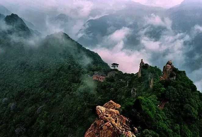 坐 终南山位于陕西省境内,处在中国地理位置上的南北分界线——秦岭的