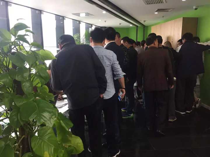 司机们在排队等号.图 易方兴
