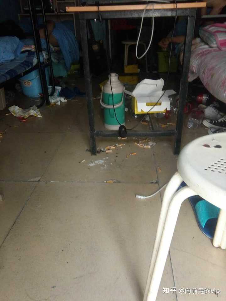 满地烟头,学校点名批评