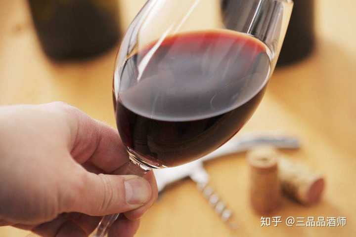 正确倒酒方法是把酒倒进酒杯,一般是三份一杯满 (以标准酒杯计).