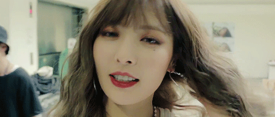 现在她开心就好,只要她还是那个活泼又害羞的小野马,不做出格的事