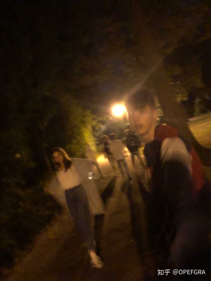 和朋友出去喝酒他们陪我们走回家的路上