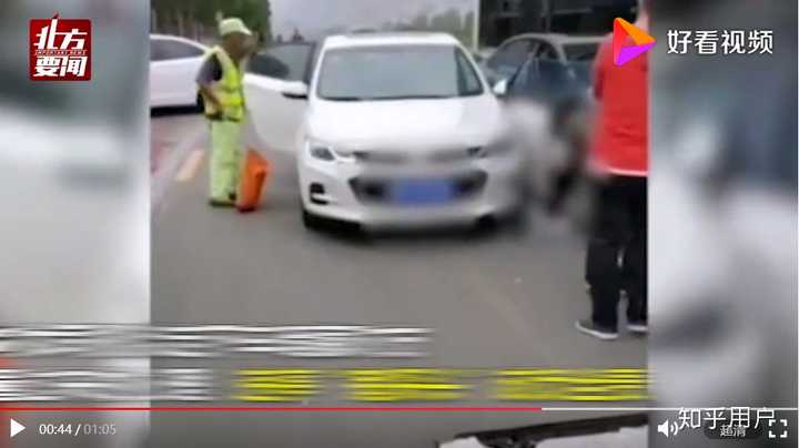 如何看待「河南安阳机动车道女司机突下车,被后方公交