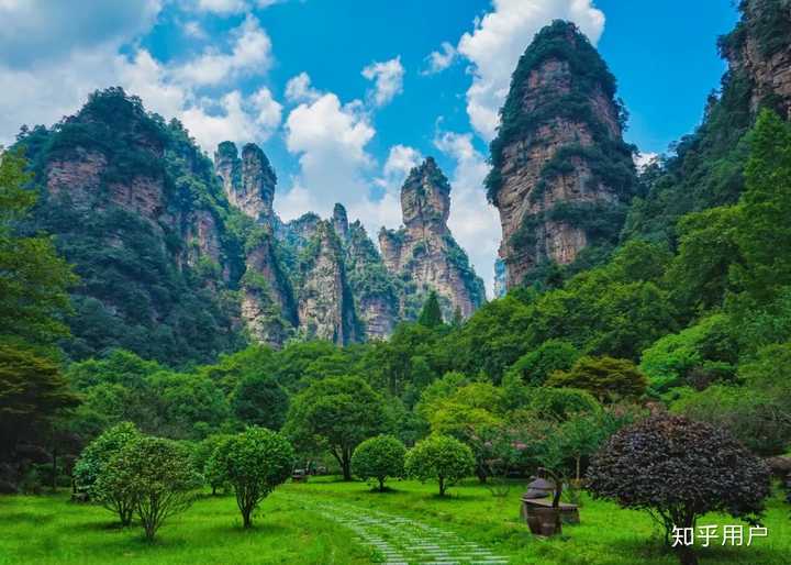 金鞭溪的水,宝峰源的蓝,天子山的峰林,黄石寨的山……人间最美的景色