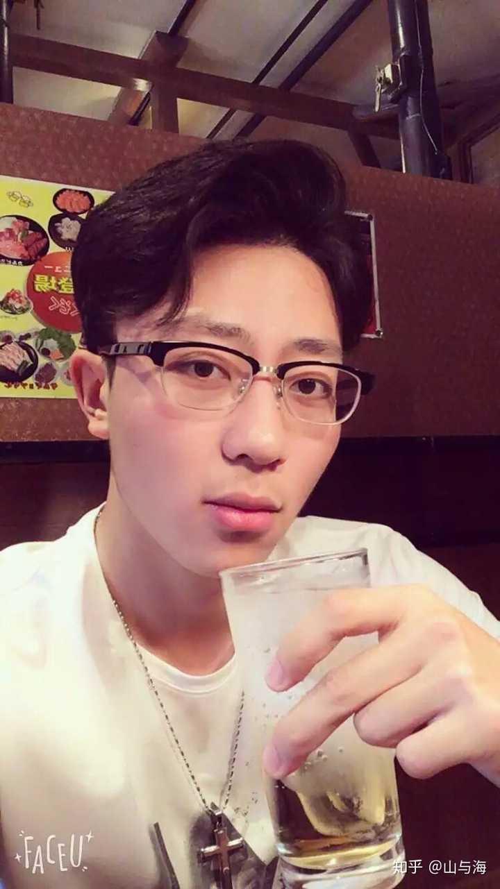 14年去日本之前一直跟普通男生一样,传统的中间高两边低这种.