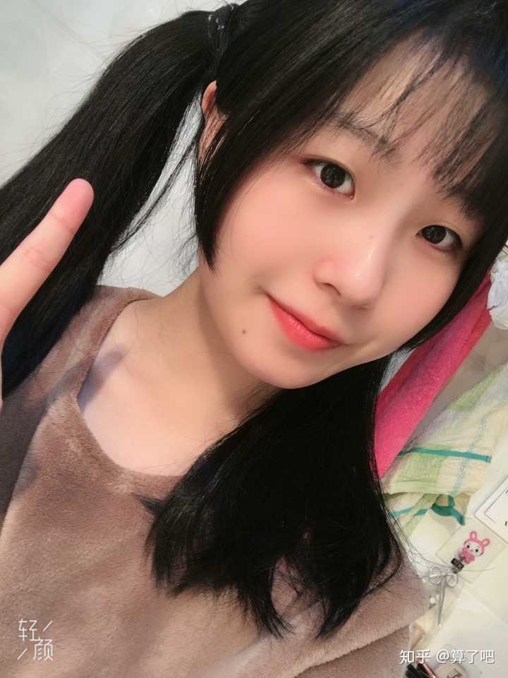 前置自拍照片翻转,镜像的照片对着镜子和直接用后置自拍 哪个最真实?