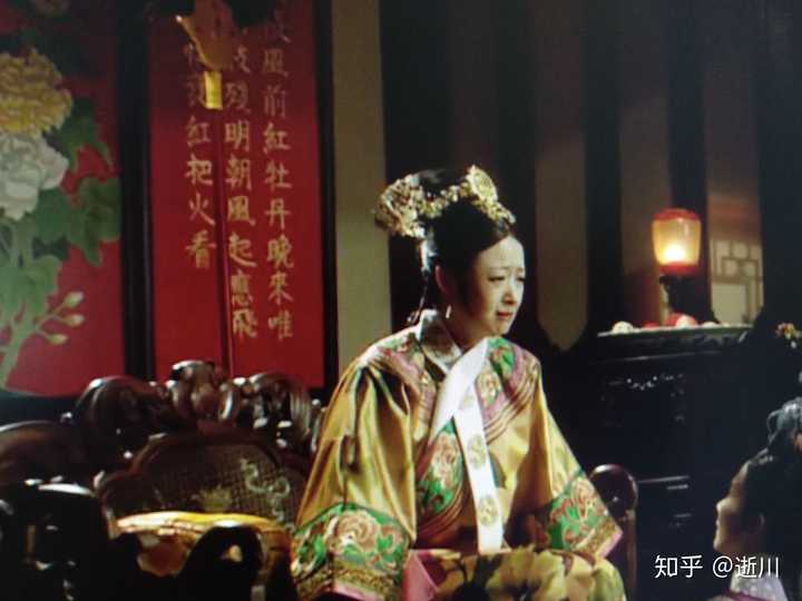华妃吃多了酸黄瓜之后恶心呕吐,又勾起了伤心事,这时镜头拉远,可以