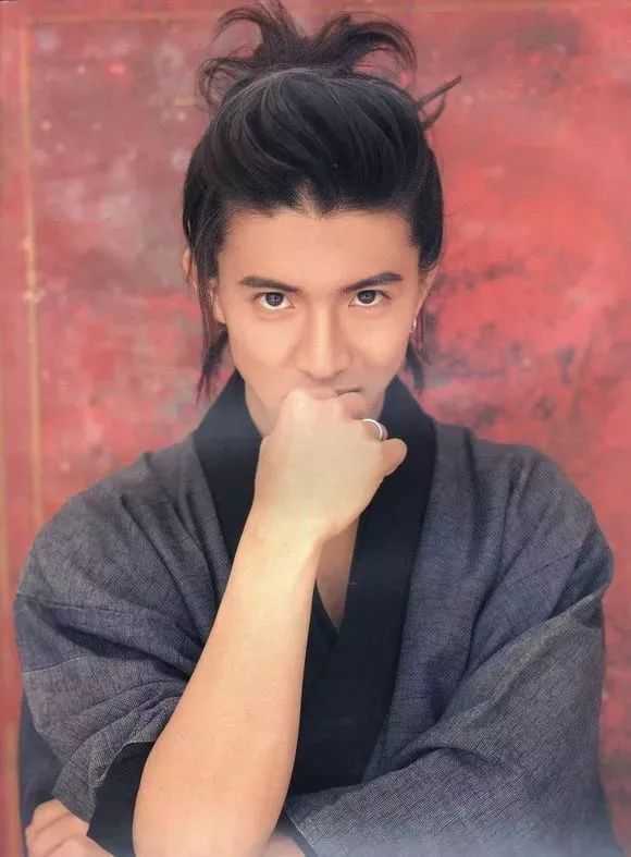 例如,木村梳过武士头,凌乱的丸子头,绅士中带点调皮的感觉 凌乱中发