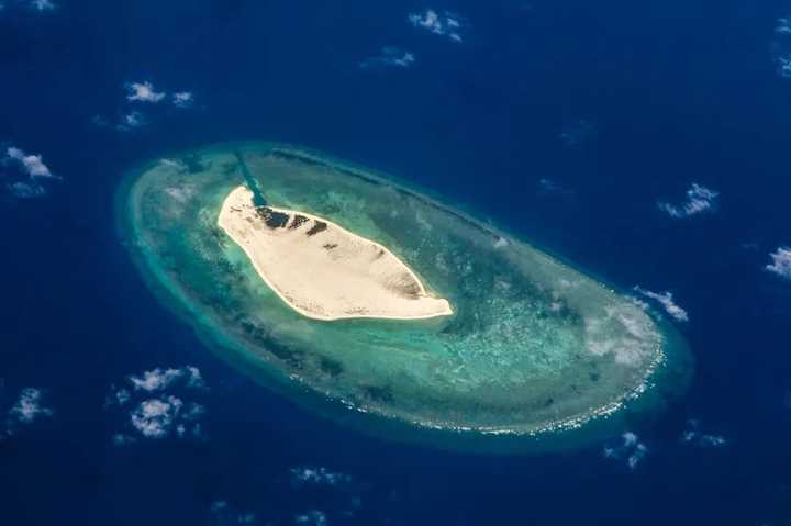 西沙群岛中建岛   中建岛具有一个独立的礁盘,在礁盘中间,海浪堆积出