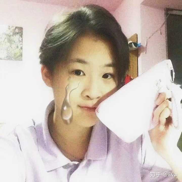 朋友圈里上传的新剪短发照片一张一张,评论里"酷"字一秒生成,但她们"