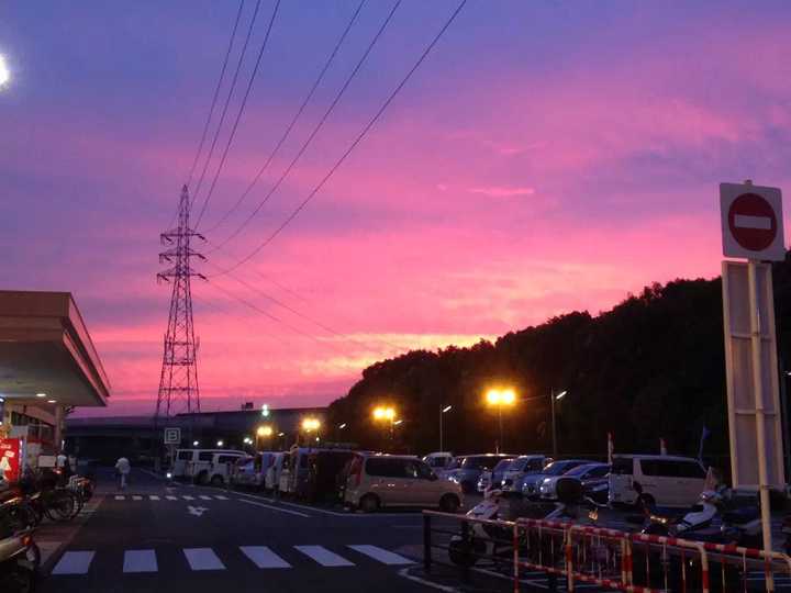 两年前在宇治…从超市走出来拍到的粉色夕阳