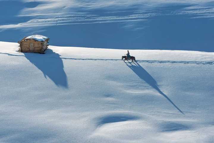 山回路转不见君,雪上空留马行处.——岑参