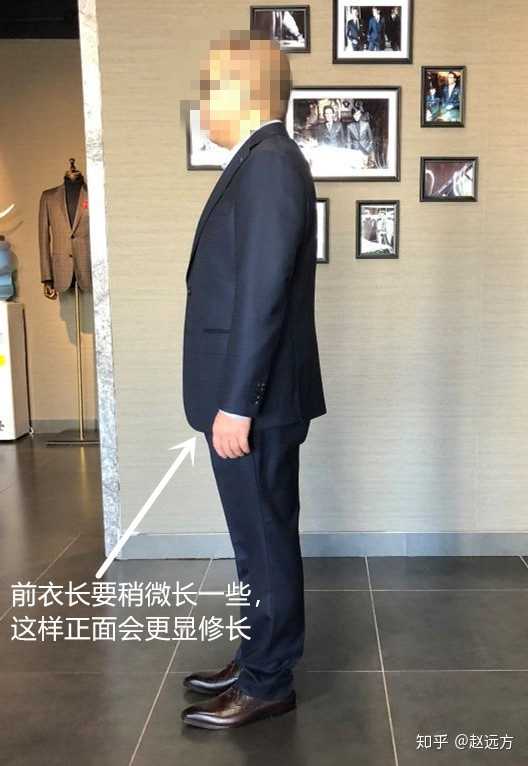 西裤偏直筒,裤脚不能小,长度要盖住整个鞋帮,这样整体看着更协调