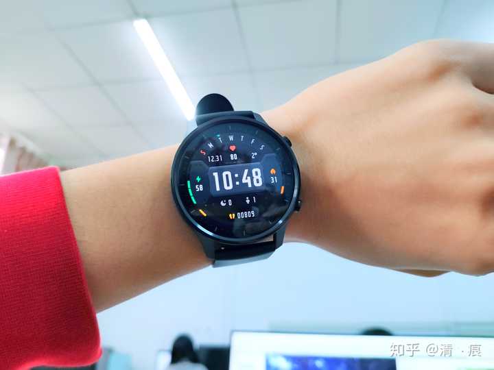 搭载谷歌wear os,同时支持esim,支持独立接打电话并且安装第三方app